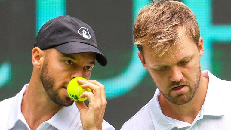 Kevin Krawietz (l.) und Tim Pütz gewinnen das Doppel für Deutschland im Davis Cup gegen Kroatien.