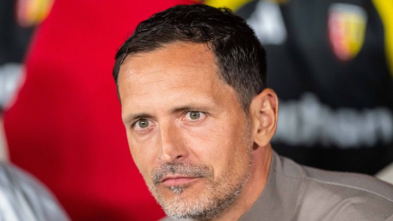 Dino Toppmöller muss völlig überraschend seinen Trainerposten bei Lens räumen. 