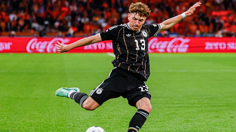 PHILIPP TREU: Außenverteidiger (25 Jahre, SC Freiburg)