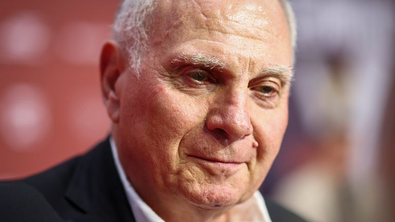 Bayern-Patron Uli Hoeneß nennt die Gründe für die Vertragsverlängerung von Sportvorstand Max Eberl.