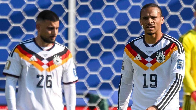 Jürgen Klopp verzichtet auf Deniz Undav und Leroy Sane (r.).