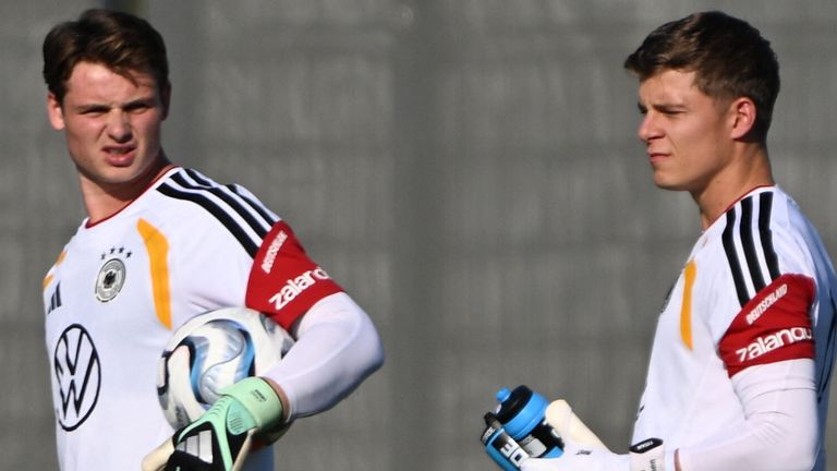Jonas Urbig (l.) steht am Donnerstag wohl im DFB-Tor. 