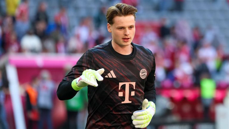 Jonas Urbig bekommt im DFB-Pokal das Vertrauen von Trainer Vincent Kompany.
