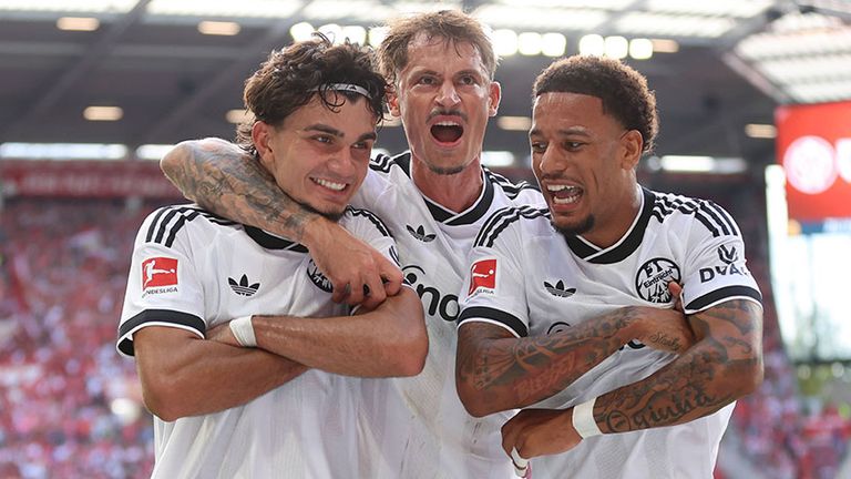 Can Uzun (von l.) jubelt gemeinsam mit seinen beiden Frankfurt-Teamkollegen Robin Koch und Jeremiaha Maluze.