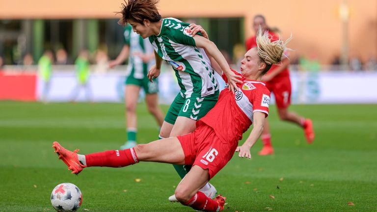 VfB-Spielerin Janina Hechler hält Werder-Angreiferin Mei Shimada in Schach. 