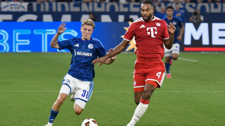 Luca Vozar (l.) unterschreibt beim FC Schalke 04 seinen ersten Profivertrag.