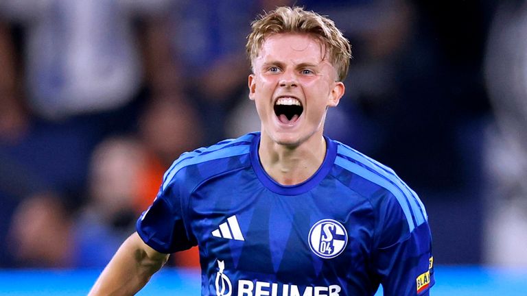 Schalke-Talent Luca Vozar kann sein Glück, in der S04-Profimannschaft zu spielen, noch immer kaum fassen. 
