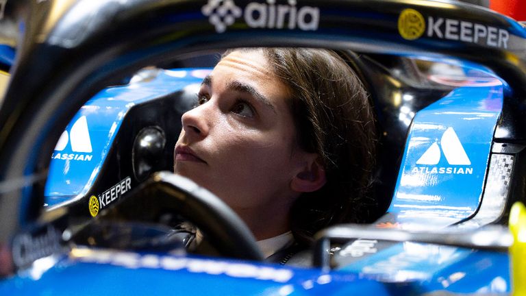 Jamie Chadwick im Williams beim Test in Portimao - Quelle: Williamsf1.com.