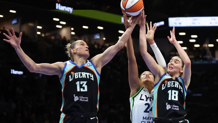 Leonie Fiebich (l.) und die New York Liberty stehen in der nächsten Runde der WNBA-Playoffs.