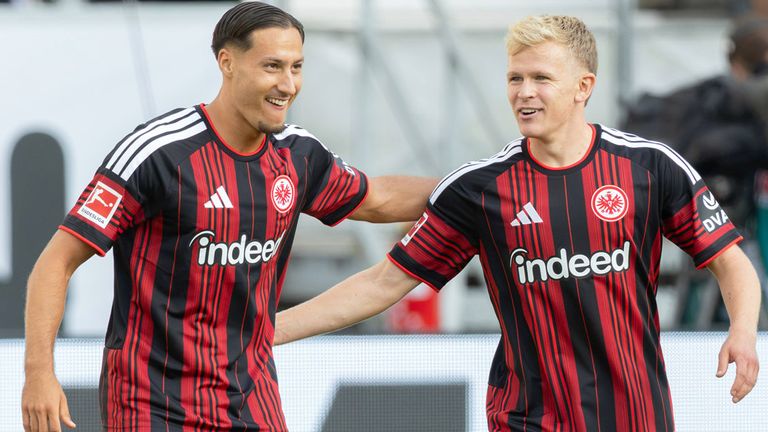Die beiden SGE-Stürmer Younes Ebnoutalib (l.) und Jonathan Burkardt sind im ersten DFB-Kader von Bundestrainer Jürgen Klopp dabei.