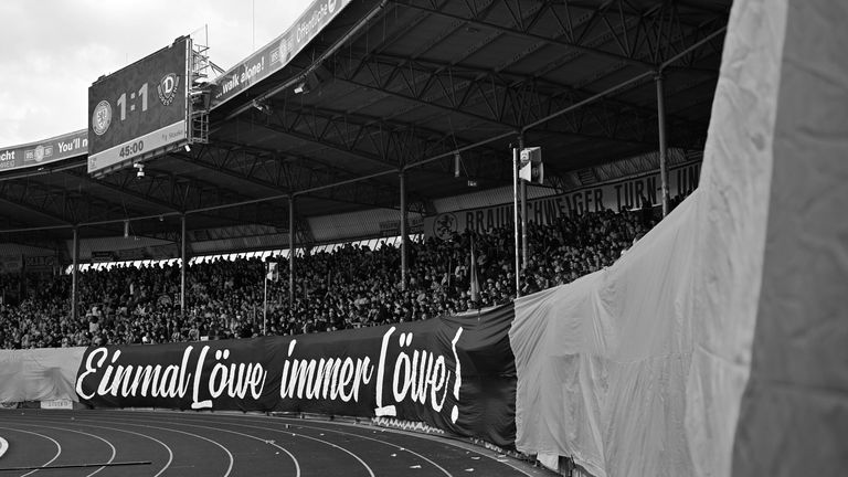Ein Zuschauer ist nach einem Notfall bei der Zweitliga-Partie zwischen Eintracht Braunschweig und Dynamo Dresden gestorben.