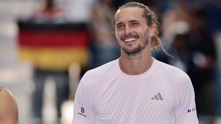 Alexander Zverev schlägt im Davis Cup auf.