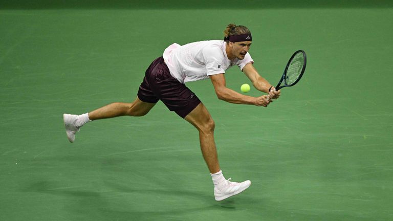 Alexander Zverev kämpft sich nach Fünfsatz-Krimi weiter: French-Open-Champion übersteht US-Open-Schreckmoment.