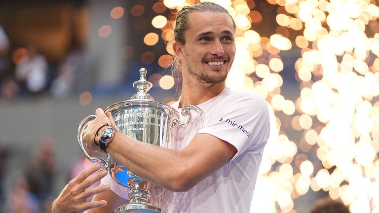 Alexander Zverev hält die US-Open-Trophäe innig in seinen Armen.