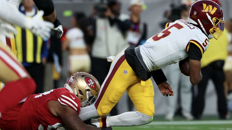 Für Washingtons Quarterback Jayden Daniels (r.) gab es zu oft kein Entkommen gegen die 49ers.