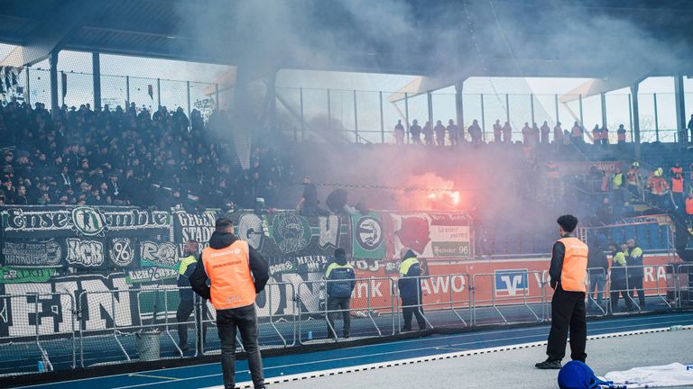 Hannover 96 randalieren beim Niedersachsenderby. 