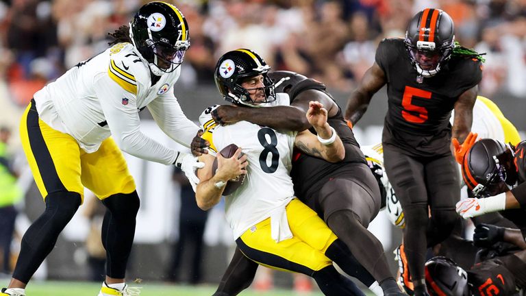 Aaron Rodgers (m.) verliert mit seinen Pittsburgh Steelers bei den Cleveland Browns.