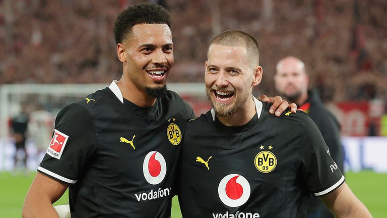 Waldemar Anton (r.) freut sich gemeinsam mit seinem BVB-Teamkollegen Felix Nmecha.