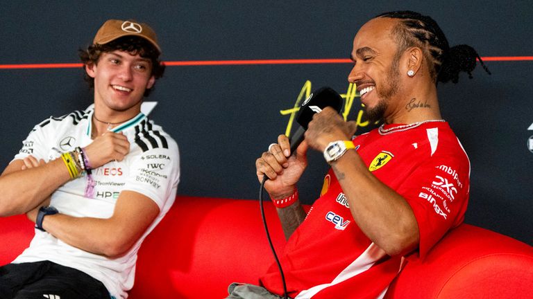 Rekordweltmeister Lewis Hamilton (r.) adelt den mit großer Wahrscheinlichkeit angehenden Champion Kimi Antonelli.