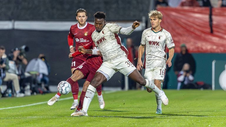Der FC Augsburg überspringt die Hürde SG Sonnenhof Großaspach und steht im Pokal-Achtelfinale. 