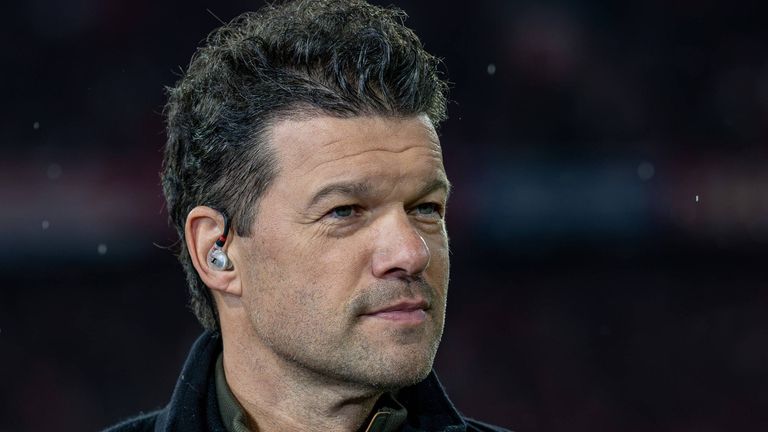 Michael Ballack nimmt Lennart Karl in Schutz.