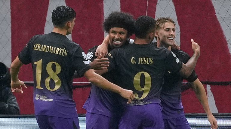 Karim Adeyemi (2. v.l.) bejubelt seinen Treffer für Barca beim deutlichen CL-Auswärtssieg bei Galatasaray. 