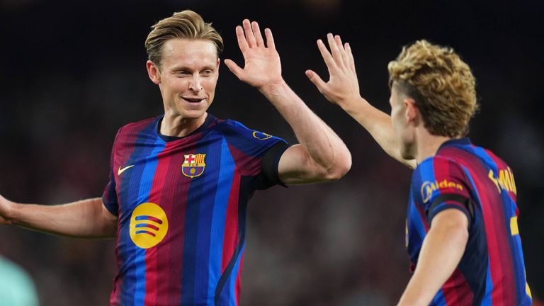 Frenkie de Jong und Fermin Lopez feiern den Barca-Sieg gegen Alaves. 