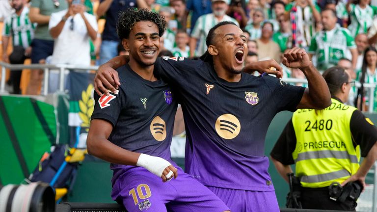 Lamine Yamal und Jules Kounde bejubeln den Barca-Sieg in Sevilla. 