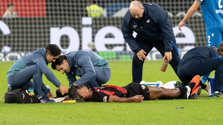 Leverkusens Loic Bade (am Boden) musste in Hoffenheim verletzt ausgewechselt werden.