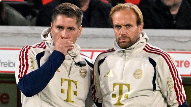 Die Bayern-Co-Trainer Daniel Fradley und Aaron Banks müssen auch gegen Magdeburg ohne ihren Chef auskommen. 