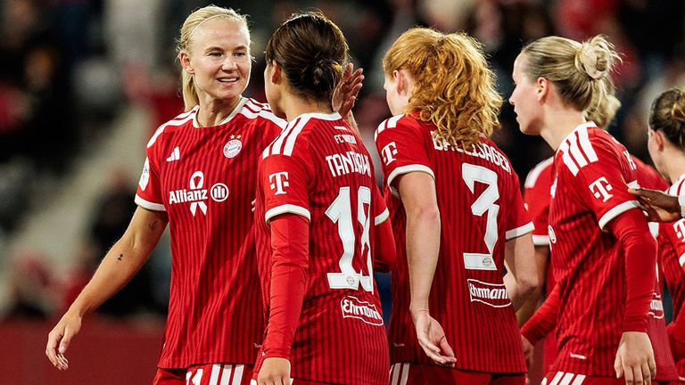 Die Spielerinnen des FC Bayern München um Pernille Harder (l.) bejubeln ein Tor gegen den VfB Stuttgart.