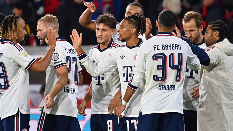 Der FC Bayern testet im Jahr 2027 in Kenia gegen Ajax Amsterdam.