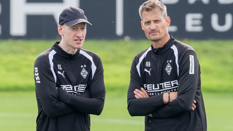 Alexander Blessin (re.) spricht über seine ersten Wochen als Gladbach-Coach.