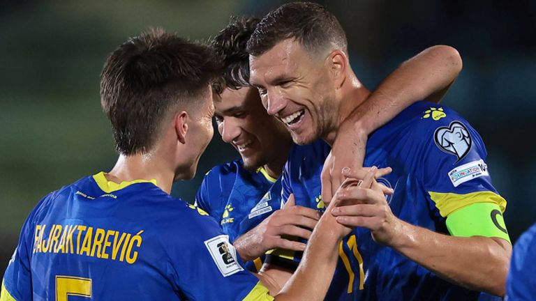 Edin Dzeko (l.) steht vor seinem letzten Länderspiel für Bosnien und Herzegowina.