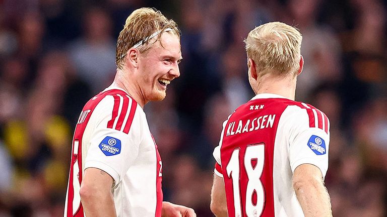 Ex-BVB-Star Julian Brandt (l.) ragt bei Ajax aktuell heraus.