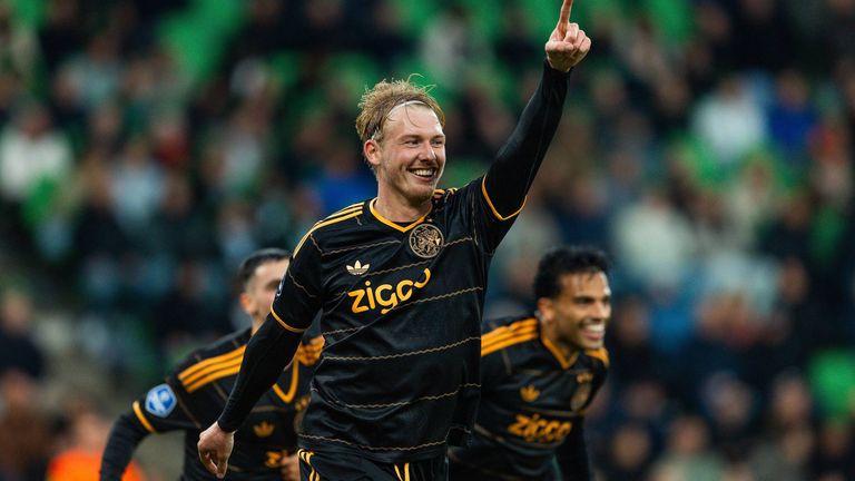 Julian Brandt erzielt in Groningen einen Doppelpack. 