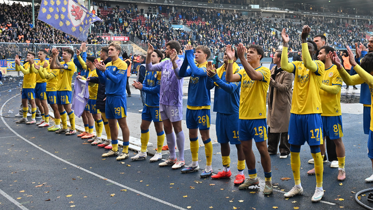 Braunschweig schlug im Derby Hannover mit 2:0 und gastiert am 30. Oktober bei Bielefeld. 