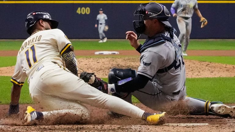 Die Milwaukee Brewers um Jackson Chourio (l.) gewinnen auch das zweite Spiel der World Series gegen Tampa Bay. 