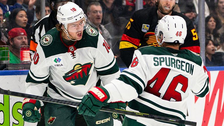 Die Minnesota Wild um Bobby Brink (l.) und Jared Spurgeon haben aktuell allen Grund zum Jubeln.