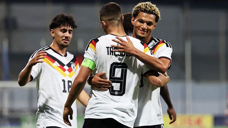 Paris Brunner (r.) umarmt seinen U21-Teamkollegen Nicolo Tresoldi.