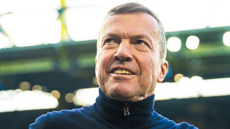 Lothar Matthäus hätte bei einer strittigen Szene im Bundesliga-Topspiel auf Elfmeter entschieden.
