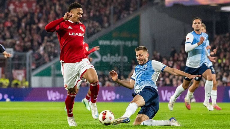 Justin Butler (Energie Cottbus) und Karol Mets (VfL Bochum).