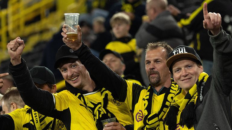 BVB-Fans erleben gemeinsam ein Spiel im Dortmunder Signal-Iduna-Park.