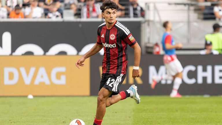 Can Uzun von Eintracht Frankfurt am Ball.