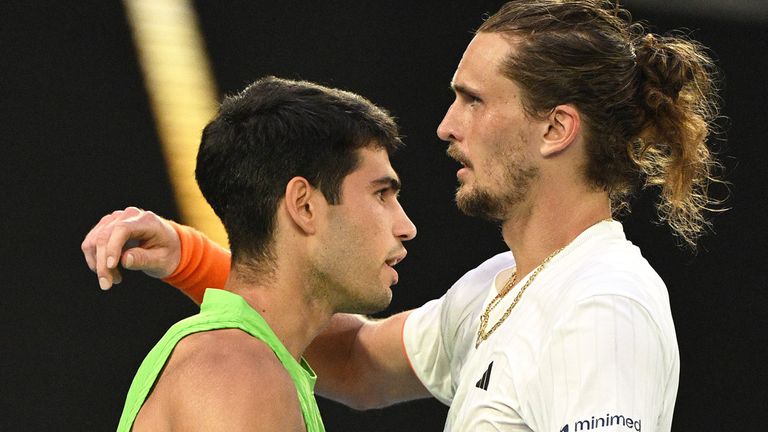 Carlos Alcaraz (l.) spricht in den höchsten Tönen von Alexander Zverev.