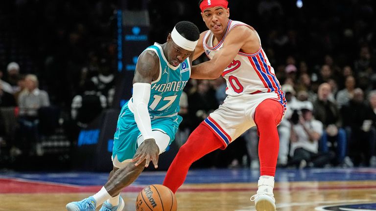 Dennis Schröder (l.) gewinnt bei seinem Debüt für die Charlotte Hornets bei den Brooklyn Nets.