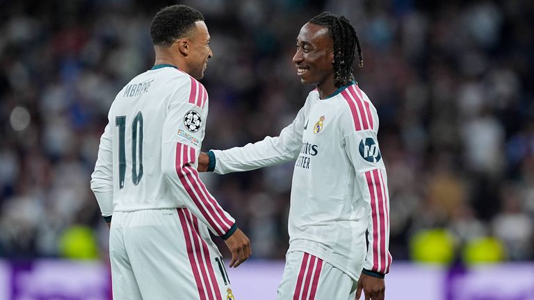 Yan Diomande verzichtete zwar auf den Torjubel gegen seinen Ex-Klub, ein Lächeln kann er sich mit Kylian Mbappe aber nicht verkneifen.