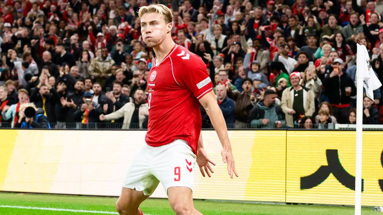 Dänemark-Stürmer Rasmus Höjlund macht den Ronaldo-Jubel gegen Portugal.