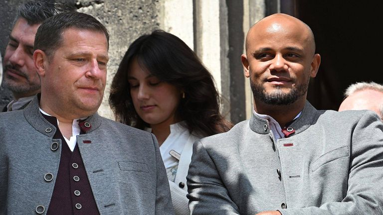 Max Eberl (l.) hat Vincent Kompany im Krankenhaus besucht.