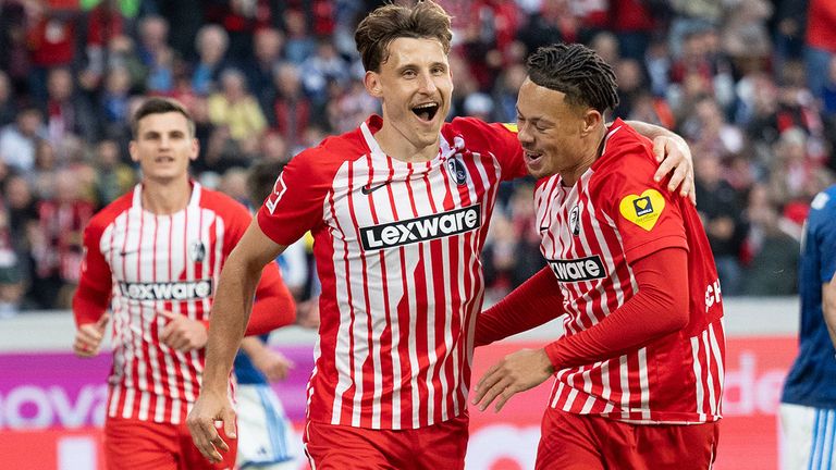 Maximilan Eggestein (l.) jubelt gemeinsam mit seinem Freiburg-Teamkollegen Derry Scherhant.